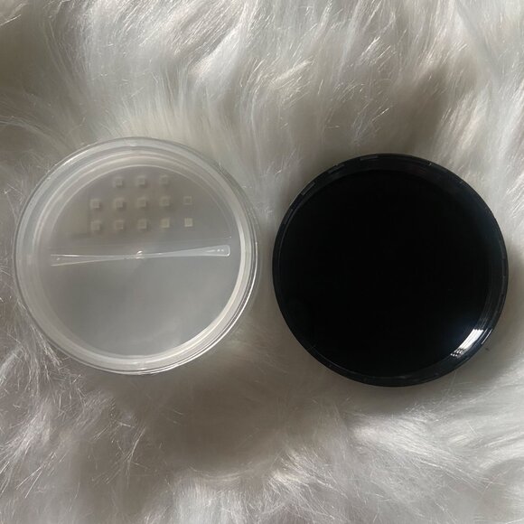 Ish Universal Loose Makeup Setting Powder 8.15g - Picture 3 of 3